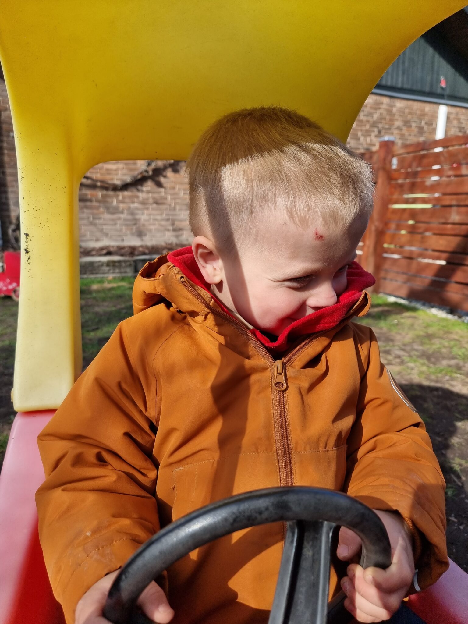 barn leger og laver kreative aktiviteter i pasningsordning