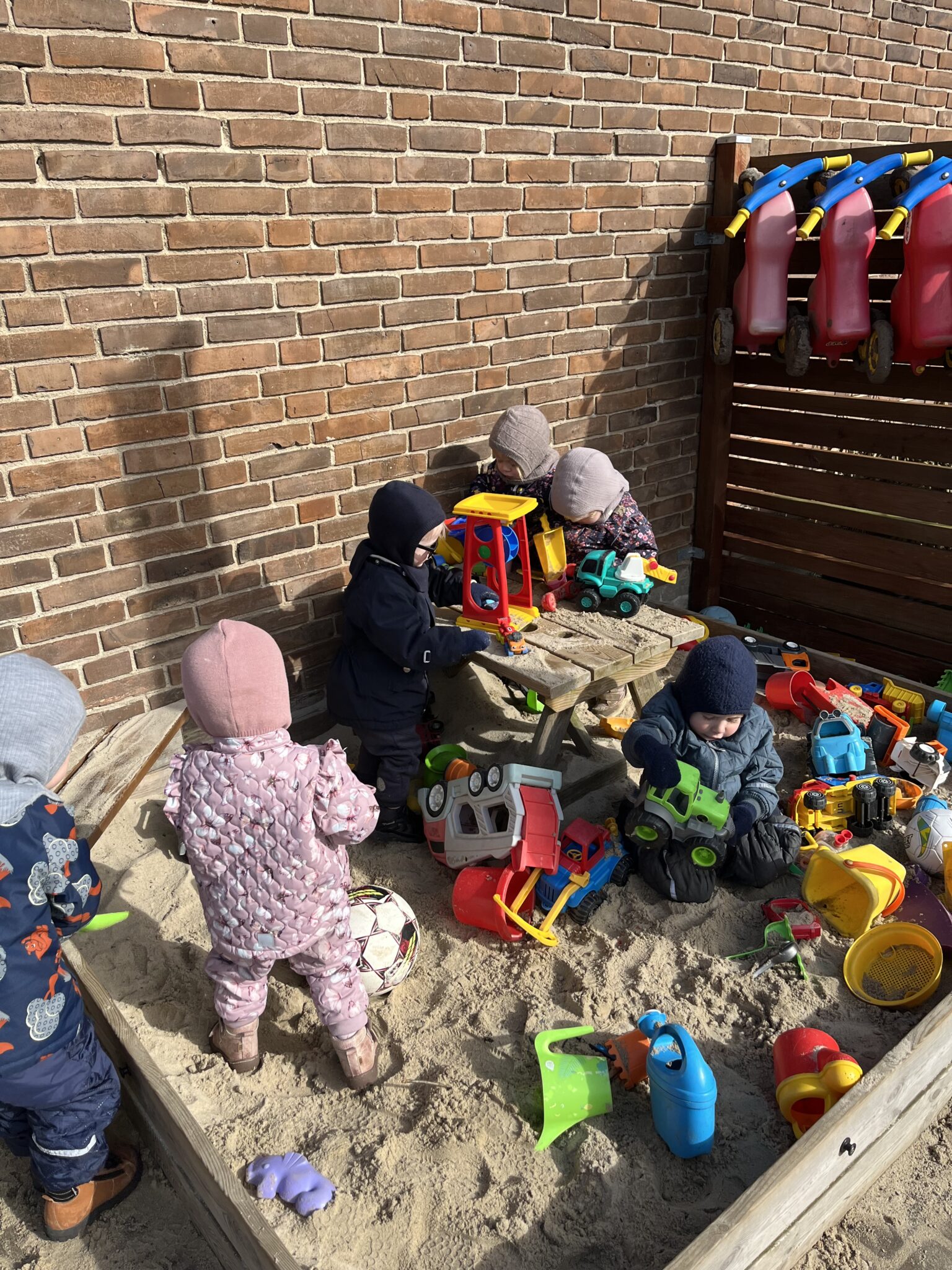 børn leger i sandkassen i dagplejen Vindinge Private Pasningsordning nær Roskilde